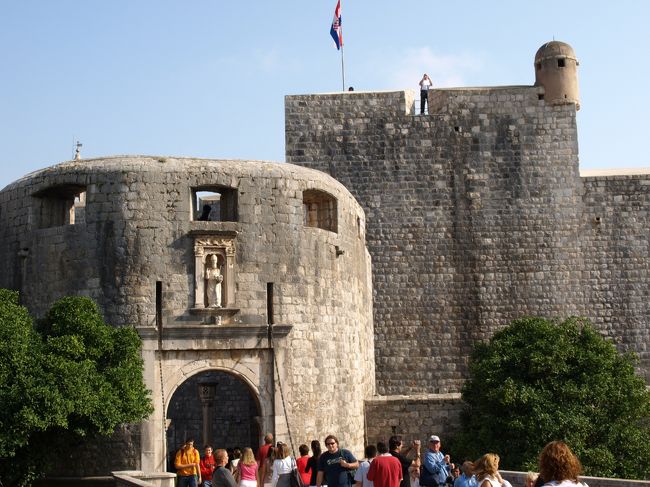 ドブロヴニクへ到着。<br /><br />旧市街は高い城壁に囲まれています。<br />メインゲートのピレ門より旧市街の中に入っていきます。<br />