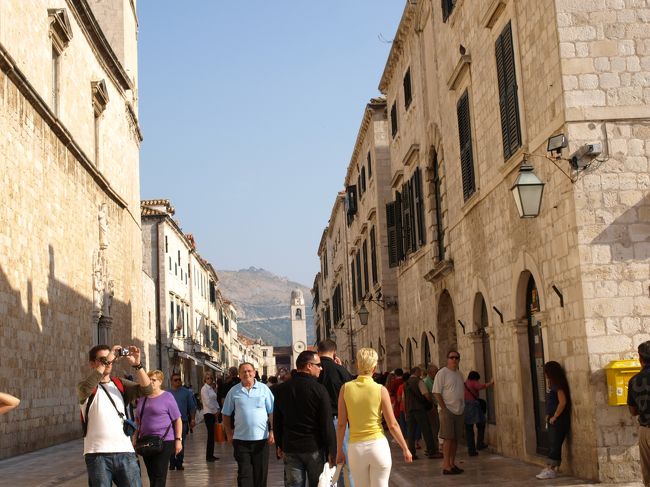 旧市街の目抜き通り・プラツァ通り。<br /><br />両脇にお店があるこのプラツァ通りは<br />観光客で賑わっています。