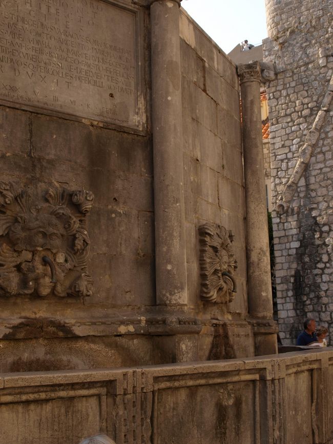 水道も、蛇口の部分が彫刻になっていて凝っています。<br />