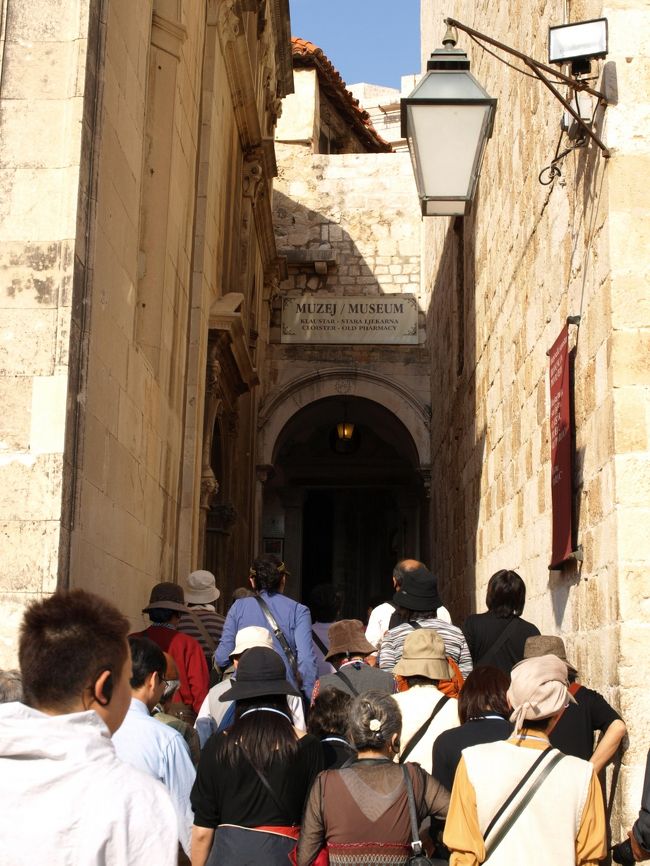 ピレ門からプラツァ通りに出てすぐ左手にある、<br />サンフランシスコ会修道院からドブロヴニク旧市街観光スタート。<br /><br />