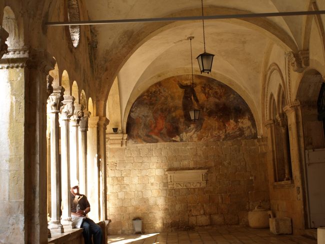 繊細な雰囲気の回廊。<br />修道院であることを忘れてしまいそうです。<br /><br />修道院内にはヨーロッパで３番目に古い薬局があります。<br />薬類はもちろん、他に化粧水やリップなども売っています。私はここでハンドクリームを購入。