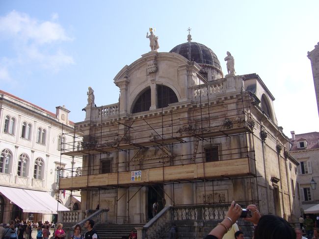 プラツァ通りを港の方へ向かってずっと歩くと<br />ルジャ広場にあたり、その広場に面して建っている<br />聖ヴラホ教会。