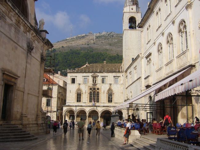 奥の建物がスポンザ宮殿。<br /><br />昔は税関として使用され、現在は貴重な資料を保管する古文書館として使用されています。