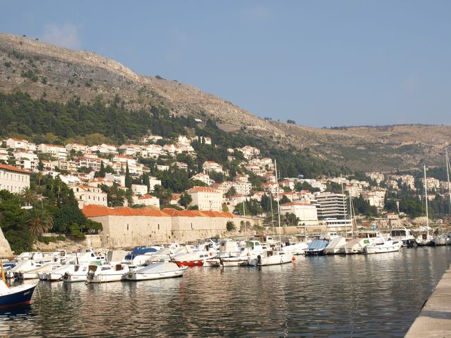 旧港。<br /><br />昔は世界各地と結ぶ交易船が行きかい、ドブロブニクの繁栄を支えていた港。<br />今は観光船の発着の場として利用されています。