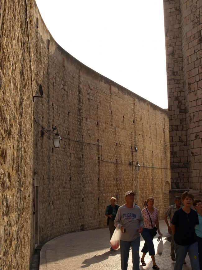 ドブロヴニクの旧市街を囲む城壁。<br /><br />とても高さがあり、守られている感じがしました。