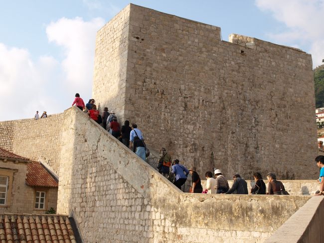 一通り主要な場所を見学した後、フリータイムの<br />時間に。<br /><br />城壁めぐりをしました。<br />目安はだいたい半周約30分、1週約1時間。<br />せっかくなので私達は1週することに。<br /><br />城壁の遊歩道に登り、城壁めぐりスタート。<br />中国の万里の長城もこんな感じなのかなぁ（まだ行ったことないケド）。
