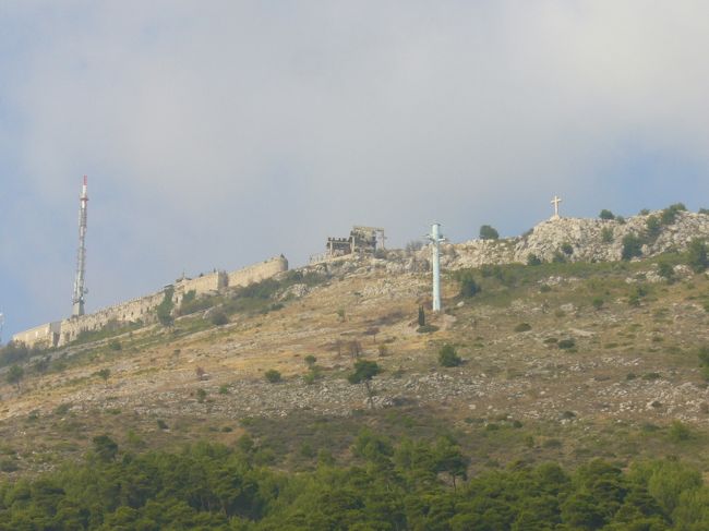 旧市街を一望出来るスルジ山の頂上をズームで<br />撮影。<br /><br />昔はこの頂上までケーブルカーで行けたのですが<br />1991年の独立戦争でユーゴスラビアに破壊され、<br />現在は徒歩か車でしか頂上へ行けません。<br />写真だとわかりづらいですが、ほぼ真ん中に写っているのがその破壊されたロープウェイの駅。（現在もそのまま残っている。）<br />以前ＴＶ番組でこの駅の様子を映していて、戦争の悲惨さを感じました。