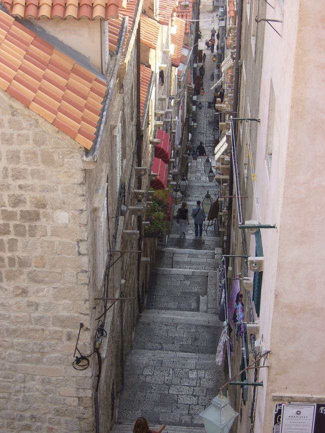 城壁より見た街の小路。<br /><br />ドブロヴニクにはこういった小路がたくさんあります。