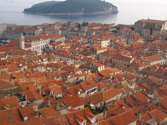 オレンジ屋根の建物がたくさん並んでいて綺麗です。<br /><br />奥に写っているロクルム島は無人島ですが、<br />植物園やベネディクト会修道院跡があったり、<br />ビーチもあるそうです。