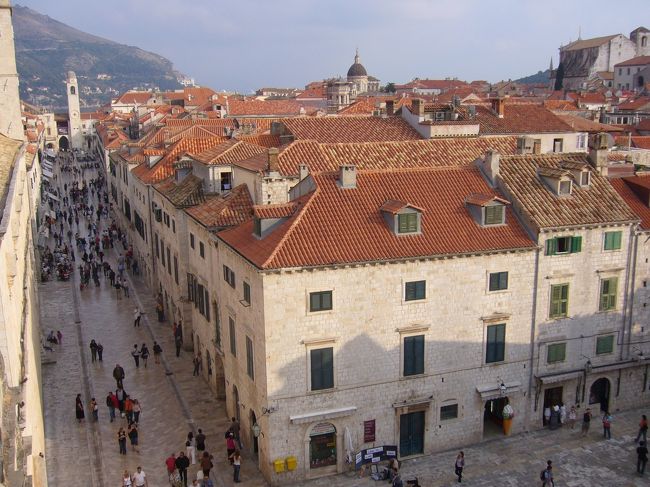 城壁より見た街の様子。<br />左側の真っ直ぐ延びている通りが、プラツァ通り。