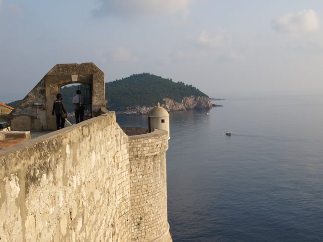 左手には旧市街、右手には海、を眺めながら<br />城壁をめぐっています。