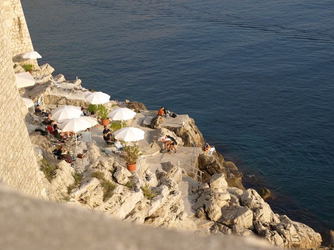 海を眺めながらお茶をしている人、日光浴をしている人たちの姿が上から見えました。