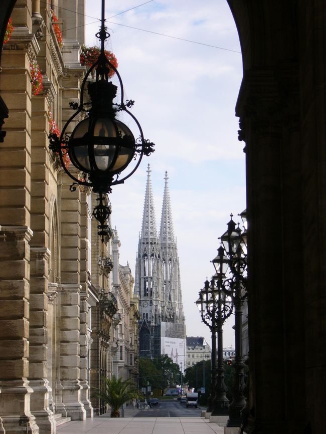 ホテル近辺の散策のつもりが、リンクで一周。<br />市庁舎前で、市電乗り換えのために降りて、時間があったので、ふらりと近づいてみる。<br />夜はフィルムフェスティバルでごった返していたのに、朝は静かそのもの。<br />