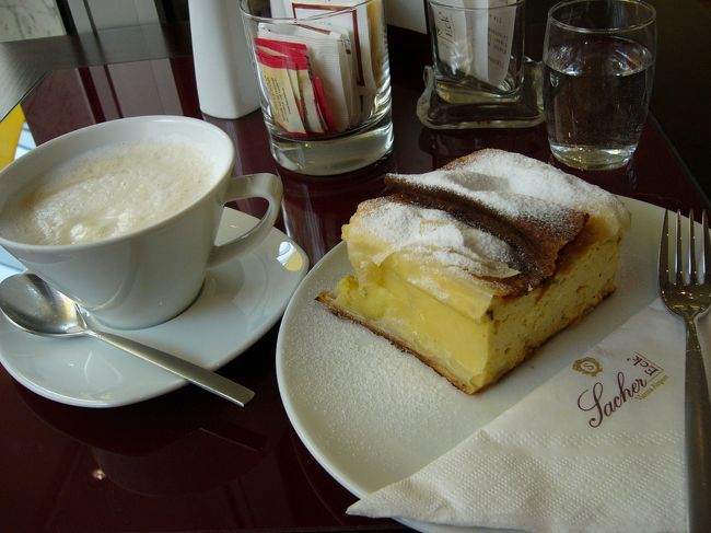 帰国のため、空港へ。<br />最後の最後、空港内のザッハーでカフェ。<br />最後のメランジェ。おいしい。