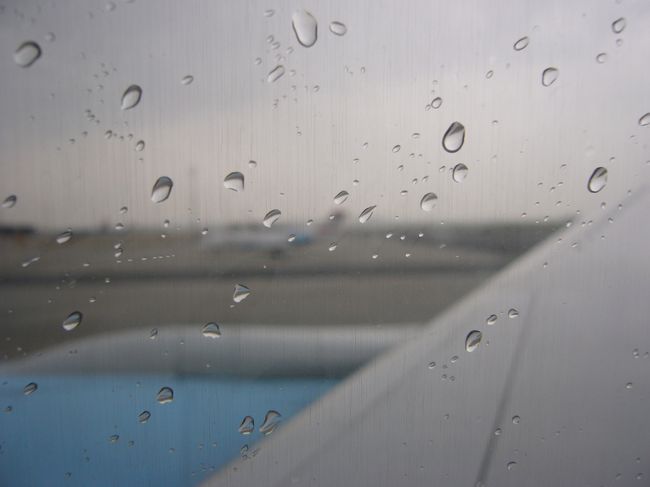 パリからの乗り継ぎ便が遅れていて、飛行機内で待ちぼうけ。出発は1時間おくれました。<br />その間に、雨が。<br /><br />到着は定刻通りで一体どんなからくりが・・・<br /><br />