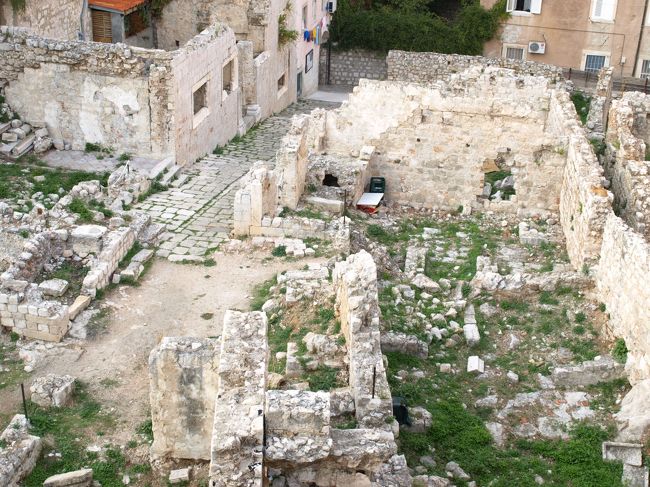 遺跡らしきものも見られます。