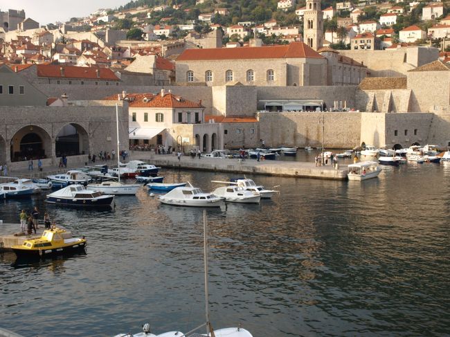 城壁を１週して、再び旧港へ。<br /><br />城壁めぐりでは結構歩いて（全長1940ｍ）<br />いい運動になりました。<br /><br />次はこの旧港よりアドリア海遊覧→夕食の場所へ<br />向かいます。<br /><br />