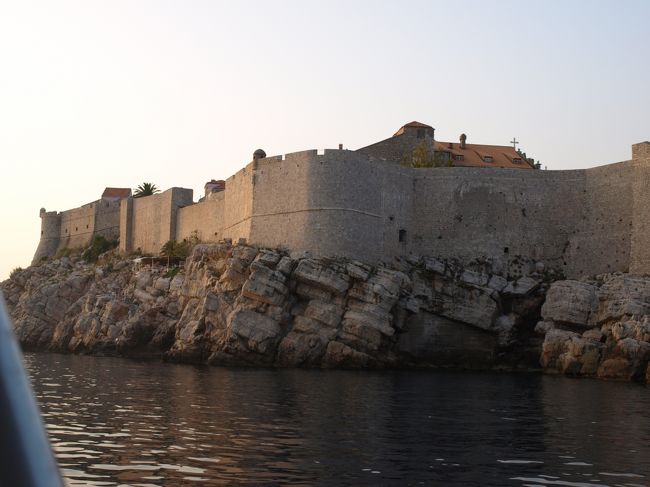 海から見たドブロヴニク。<br /><br />城壁が高いので、旧市街の様子は全然見えません。