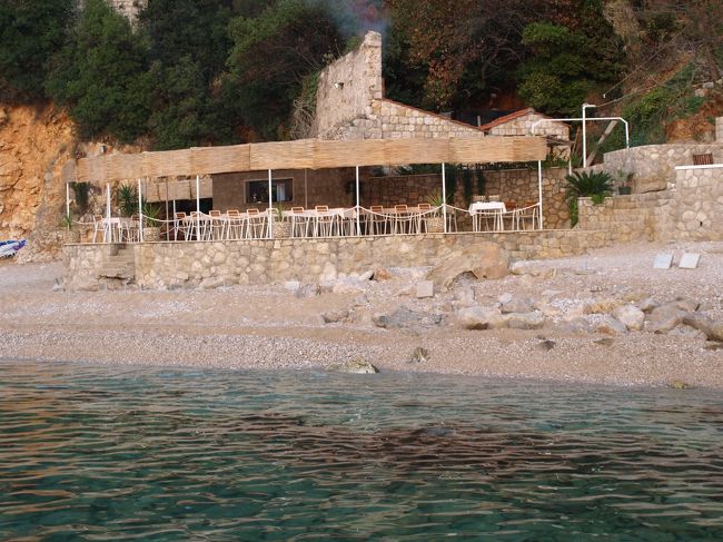 遊覧後、そのまま夕食のレストランへ。<br /><br />このレストランへは海からしか行けないようで、<br />天気が悪かったり波の状況で船が出なかったら<br />違うレストランに変更の旨予め説明を受けていました。<br />心配したものの無事行くことが出来、波の音を聞きながらシーフード料理を食しました♪<br />