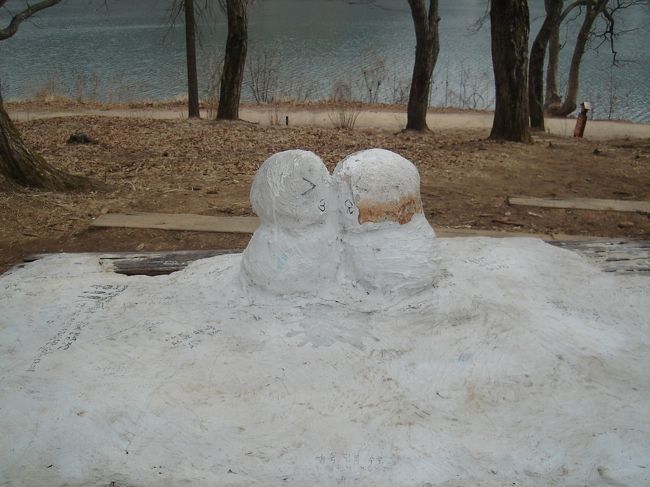 そして、あの有名なシーンの雪だるまたち。<br />もちろん偽物ですが、かなり汚れておりました。<br />