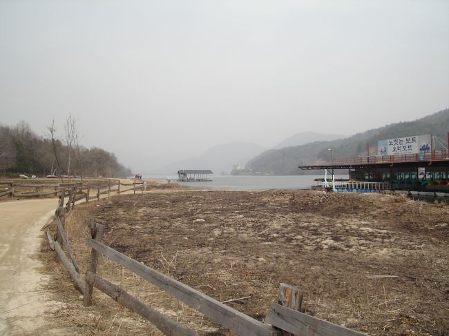 次はチュンサンのお葬式を皆であげた所。<br />たぶん手前のボート乗り場だと思うんですが<br />ドラマの時と大分変っちゃってます。