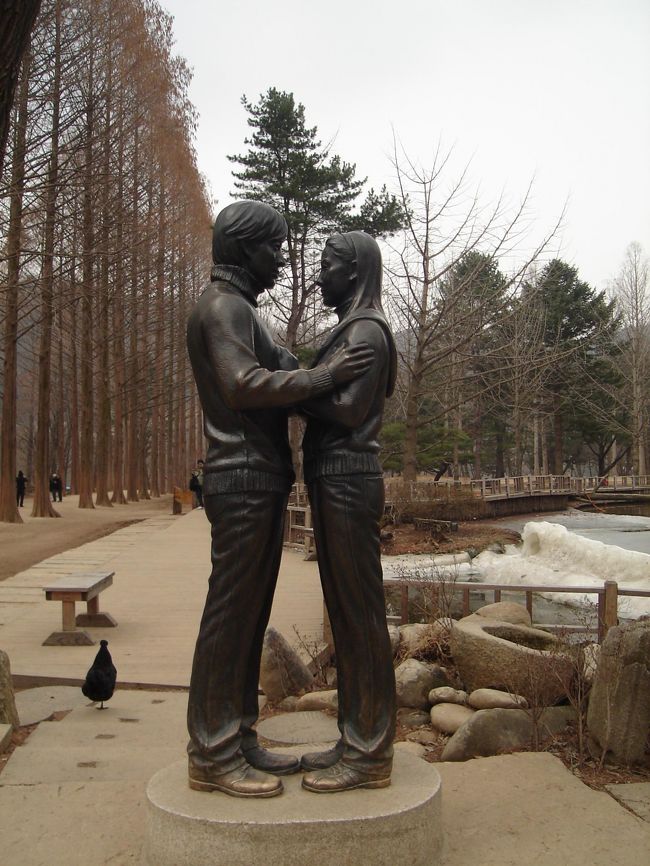近くにはチュンサンとユジンの像が。<br />ビミョーな似具合･･･。