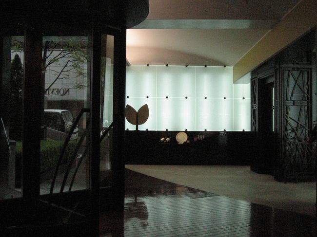 店内のインテリアもとても素敵です。<br /><br />ジャポニズムの影響を受けたアールデコとモダニズムを調和させたインテリアデザイン・・・だそうです。<br /><br />美的センスの乏しいじんままには難しいことは分かりませんが、この雰囲気、とてもいい気分にさせてもらえます。