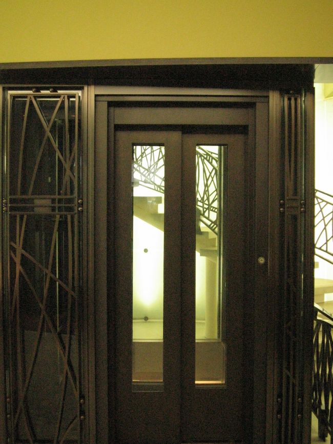 このエレベーターで２階へ。<br /><br />全面ガラス張りで素敵でしたが、かなりちっちゃいエレベーターです。カップル用なのか？おばさん５人にはきつ過ぎ！