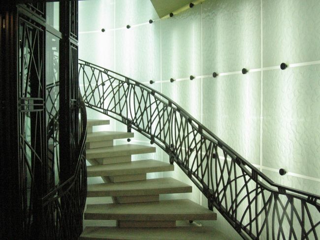 私たちがエレベーターで上がる間に、お店の人はこの階段で駆け上がり（？）、２階で再度迎えてくれます。