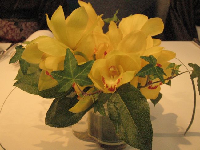 テーブルの上の花もきれい。<br />