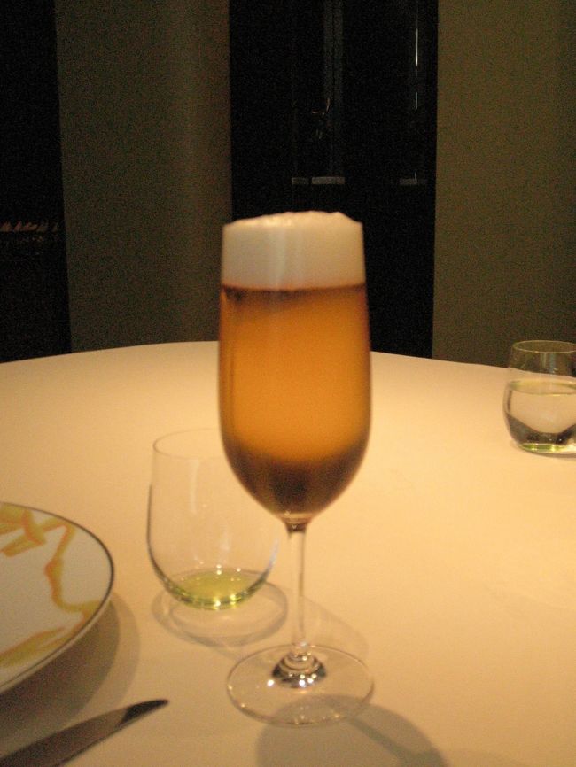 ２ヶ月ぶりの食事会です。<br />かんぱ〜い。<br />ワインではなく、ビールです。