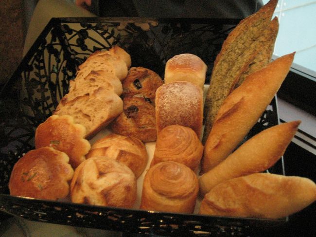 パンの種類が豊富です。<br /><br />全部食べたい！なんて言う人もいたりして・・・<br />パンを食べ過ぎてメイン料理が食べられなくなったという恥ずかしい経験が以前にあったのですが、そんな失敗は二度としません。<br />でもバケットごと置いていかれると、つい手が延びてしまいそう。がまん、がまん。<br /><br /><br />