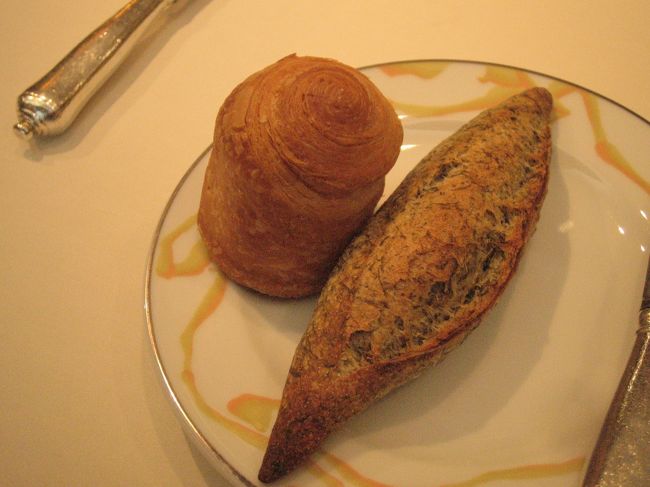 私がチョイスしたのは、青のりのパンと塩クロワッサン。<br /><br />こちらの店の手作りではなく、メゾンカイザーのものだそうです。そういうこともおばさん達はしっかり聞いちゃったりします。