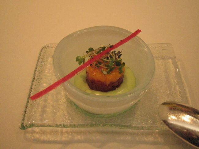 AMUSE-BOUCHE（アミューズブーシェ）<br /><br />まぐろとマンゴーのタルタルアボガドのソース<br /><br />赤い棒のようなものは、紫蘇と蕪の焼き菓子です。