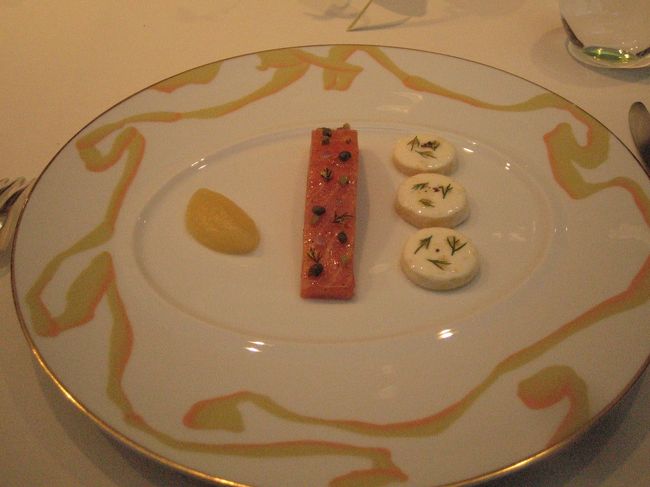 前菜<br /><br />ニジマスのジュスト・キュイ<br />柚子こしょう風味のヨーグルトをコーティングしたポテト添え<br /><br />プリフィクスコースでじんままが選んだ前菜です。<br /><br />ニジマスはレアで塩加減がちょうどよい。<br />ポテトはカットするときは硬くて生っぽい感じがしましたが、不思議なことに食べると柔らかいのです。<br />柚子こしょうの風味が料理を引き立てています。