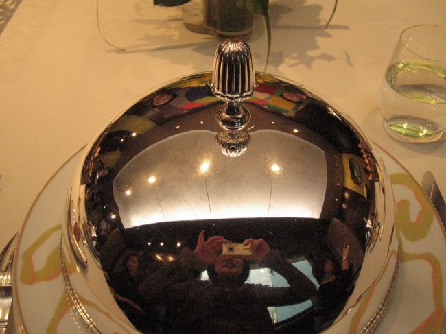 メインの料理が運ばれてきました。<br /><br />カメラを向けているじんままが映るほど磨かれたシルバーの蓋は、５人同時に開けてくれるという演出つきです。