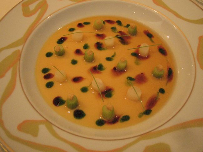 メイン<br /><br />思わず、わぁ〜と声をあげてしまいました。<br />オーダーの際、プレートいっぱいのホワイトアスパラと説明していただきましたが、イメージ出来ず。<br /><br />これか！<br /><br />ホワイトアスパラガスのロワイヤル、イカのクルスティーニと共に<br /><br />じんままのチョイスです。<br />