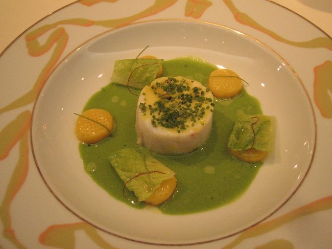 メイン<br /><br />あいなめのポッシュ、レモン風味のニョッ添えサラダ菜ソース<br /><br />こちらはお隣のSさんのチョイス。<br /><br />サラダ菜ソースの緑が春らしい。