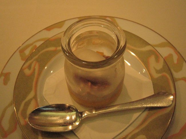 驚き＆感動のデザートです。<br /><br />懐かしいヨーグルト瓶にはシャーベットが。<br />これはデザートの始まりでした。<br />