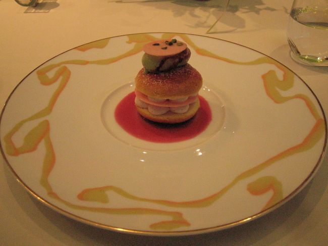 これは春限定のイチゴクリームのハンバーガーです。<br /><br />ハンバーガーといってもかぶりついてはいけません。