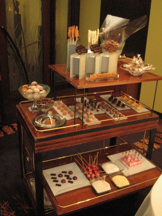 チョコレート、焼き菓子、シュークリーム、プティフール、ヌガーキャラメルなどなどがワゴンに乗ってきました。