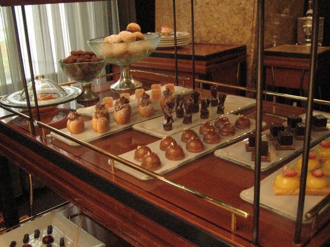 ワゴンの二段目には数種類のプティフール。