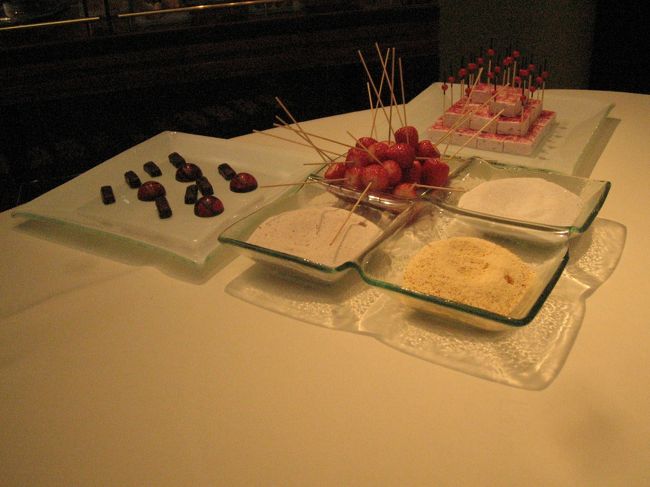 まだまだあります。<br /><br />これはフレッシュイチゴです。<br />バニラ、サフラン、シナモの３種類の砂糖をまぶしていただきます。