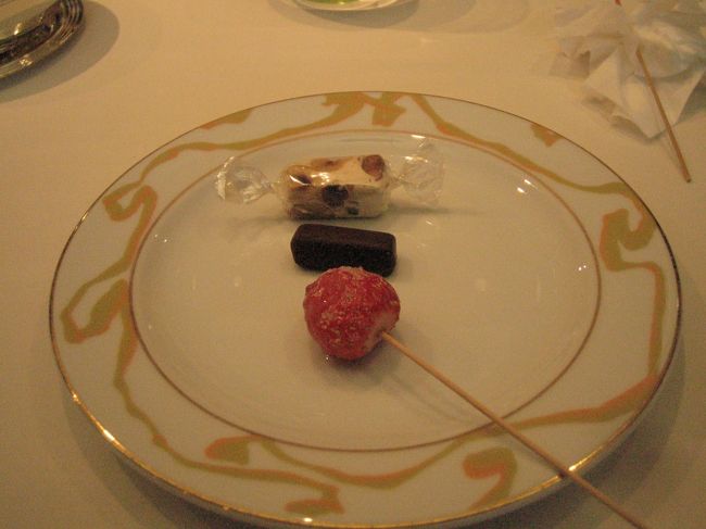 好きなだけ選んでよいというのに・・・<br /><br />じんままはシャーベットとプリンが限界でした。<br />甘いもの苦手な自分が恨めしい。損した気分です。<br /><br />それでも、頑張って３種類チョイスしてみました。<br />ヌガーキャラメルはお土産に頂いてきちゃった。