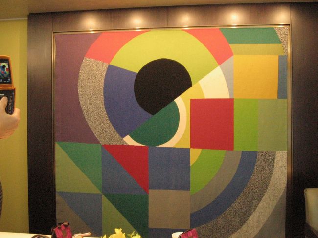 個室の壁にかけられていたペストリーが気になります。<br /><br />ソニアドゥロネというロシア人の作品だそうです。<br />抽象化される円、直線と曲線、鮮やかな色彩が心地よいです。