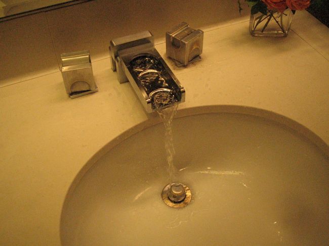 流れる水は小川のせせらぎのよう。