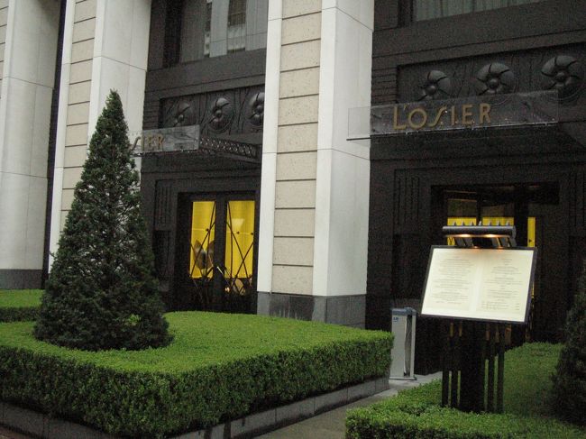 先ほどまで降っていた雨もあがり、ロオジェの樹木も綺麗に見えます。<br />季節ごとに装いを変える樹木は、路行く人の目に留まります。<br /><br />実は私達も昨年12月に忘年会で銀座を訪れたときに、ここのクリスマスイルミネーションに魅せられてこのレストランを知ったのでした。<br /><br />銀座が最も華やぐクリスマスシーズンの中でも、巨大な桜の木はひときわ目立ちました。<br /><br />