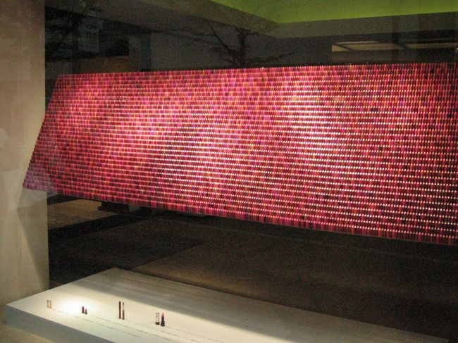 帰りがけに隣のビルで、大量のルージュが展示されているのを発見。いかにも資生堂らしいですね。
