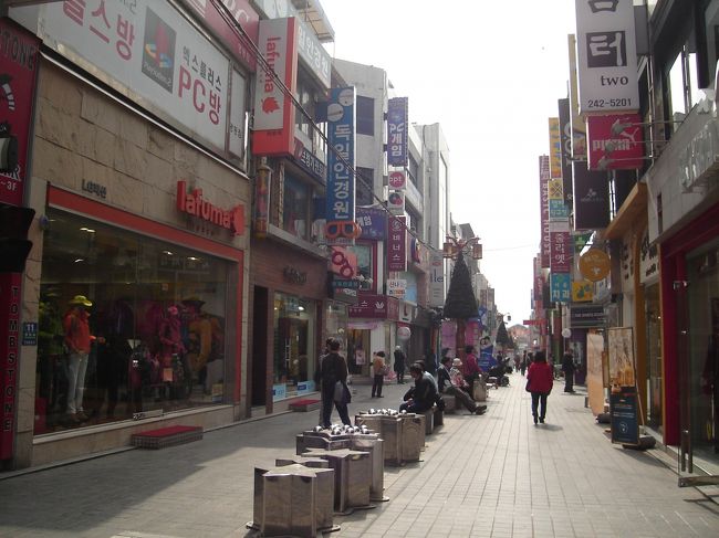 電車並みの速さでタクシーを飛ばしてくれたお陰で、30分くらいで春川へ到着しました。<br /><br />･･･が、春川明洞まであと少しという所で空襲警報のようなものが!!タクシーの運ちゃんがブツブツ言いながらつけたラジオから「○×☆△･･･フルリョン・・」<br />「フルリョン」って訓練って意味だよね!?もしかして噂に聞く軍隊の訓練??<br /><br />案の定そのようで、春川中心部に入るとタクシーは路肩に寄って、しばらく動けない模様。10〜15分くらい身動きとれず、やっと春川明洞に到着。