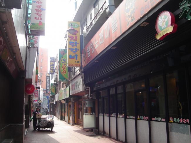 いよいよ春川･･･。<br />その前に腹ごしらえをします。<br /><br />春川明洞を入ってすぐ左手の路地はタッカルビ通りです。